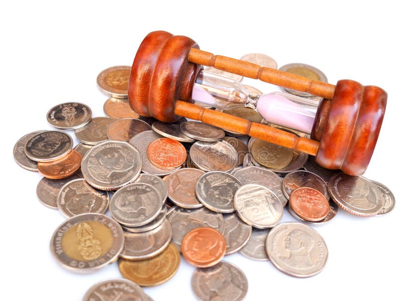 Geldmunten en uurglas, Aftellen van tijdbestedingen, beperkte tijd besparen van geld inzamelingsconcept stock foto Geldmunten en uurglas, Aftellen van tijdbestedingen, beperkte tijd besparen van geld inzamelingsconcept stock foto