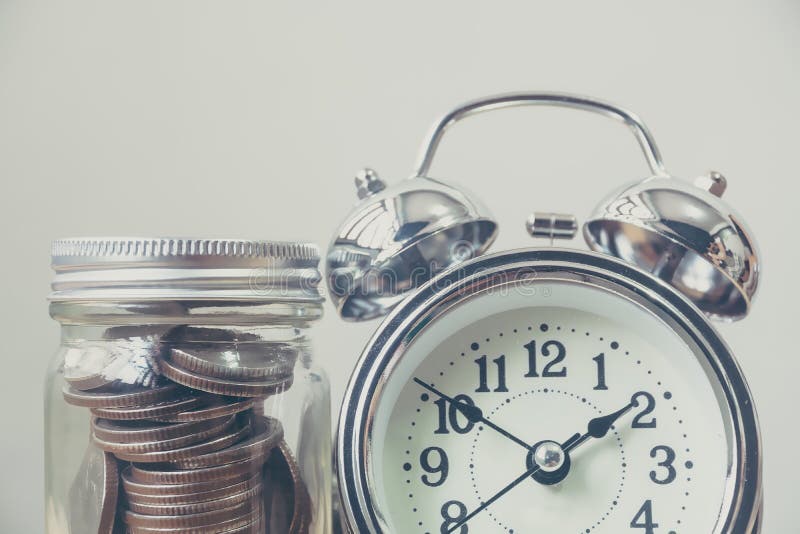 Geldmünze im Glas mit Uhr, Konzept sparen Geld und Zeit handhaben lizenzfreies stockbild Geldmünze im Glas mit Uhr, Konzept sparen Geld und Zeit handhaben lizenzfreies stockbild