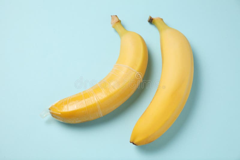 Gele banaan met condoom, concept beschermd geslacht stock foto Gele banaan met condoom, concept beschermd geslacht stock foto