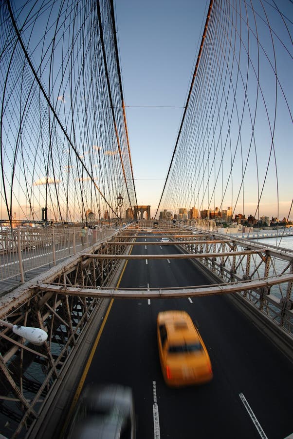 Gele cabine op de brug van Brooklyn stock foto's Gele cabine op de brug van Brooklyn stock foto's