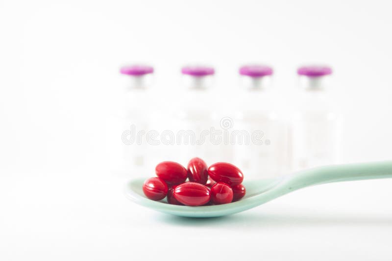 Gele deklaagtablet in lepel royalty-vrije stock fotografie