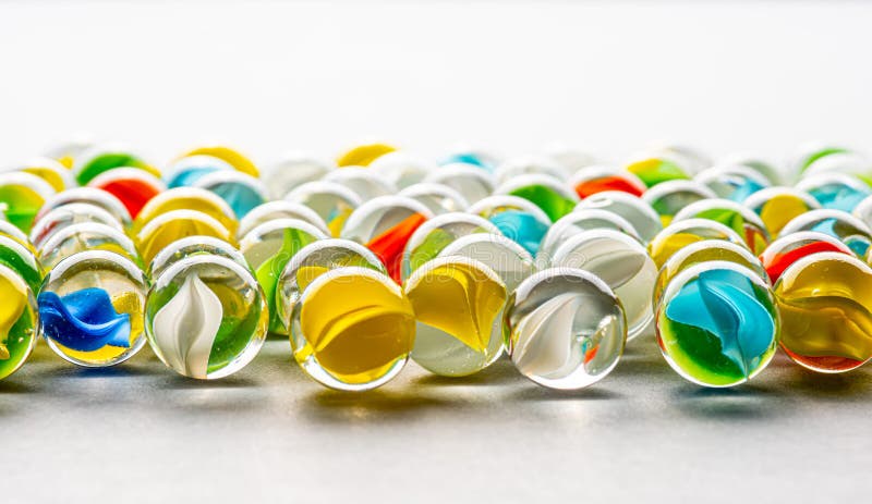 Gele, groene, blauwe en rode glazen marbles op tafel royalty-vrije stock afbeeldingen Gele, groene, blauwe en rode glazen marbles op tafel royalty-vrije stock afbeeldingen
