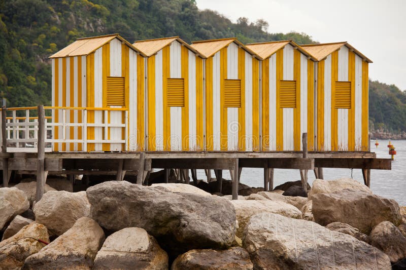 Gele houten cabines