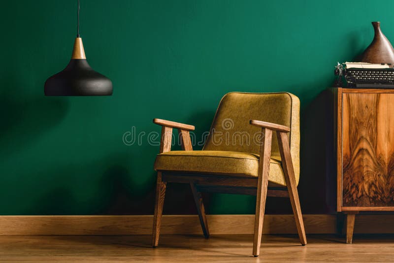 Gele fauteuil en retro typemachine stock foto