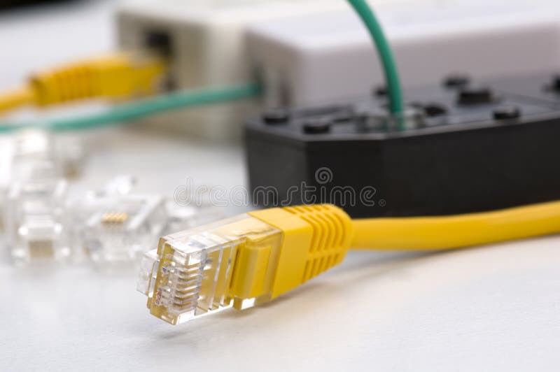 Gele netwerkkabel rj-45 en plooiend hulpmiddel stock afbeelding Gele netwerkkabel rj-45 en plooiend hulpmiddel stock afbeelding