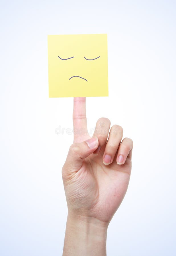 Gele nota met droevig gezicht op vinger stock foto's Gele nota met droevig gezicht op vinger stock foto's