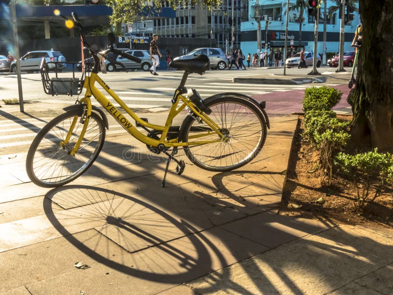 Gele OFO-fiets in Brigadeiro Faria Lima Avenue royalty-vrije stock foto Gele OFO-fiets in Brigadeiro Faria Lima Avenue royalty-vrije stock foto