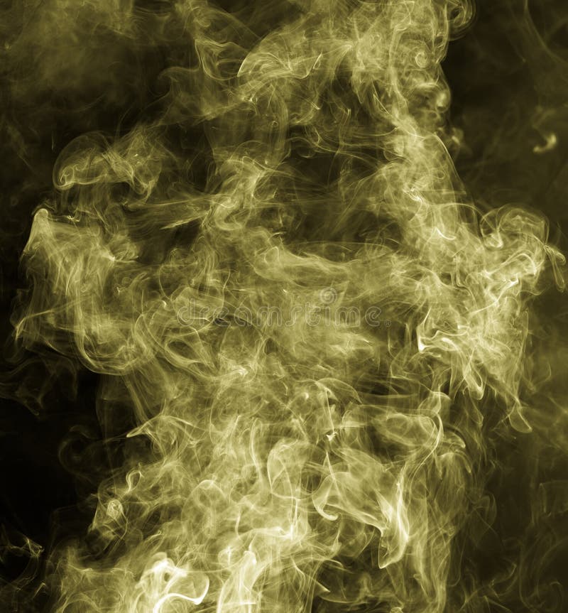 Gele rook tegen een zwarte achtergrond stock foto's