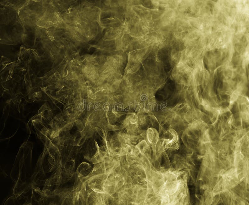 Gele rook tegen een zwarte achtergrond stock foto