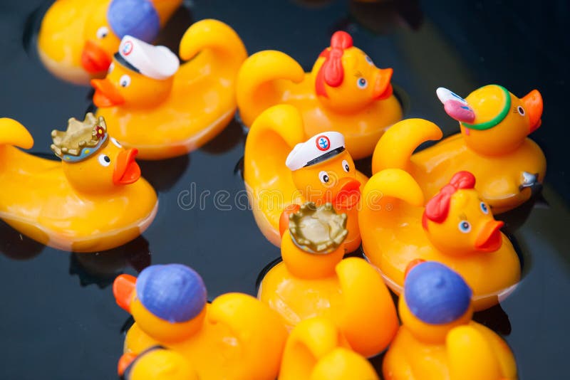 Gele rubbereenden in de kiddiepool royalty-vrije stock afbeeldingen Gele rubbereenden in de kiddiepool royalty-vrije stock afbeeldingen