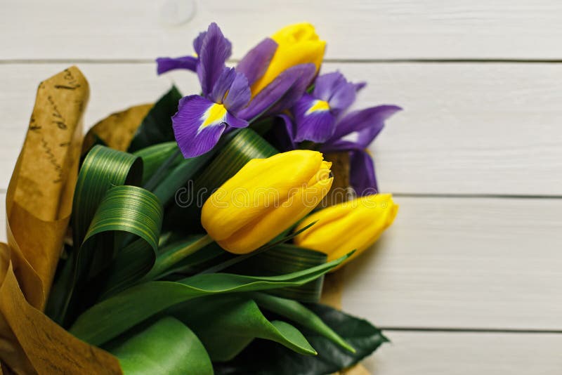 Gele tulpen op een witte houten achtergrond royalty-vrije stock afbeeldingen Gele tulpen op een witte houten achtergrond royalty-vrije stock afbeeldingen