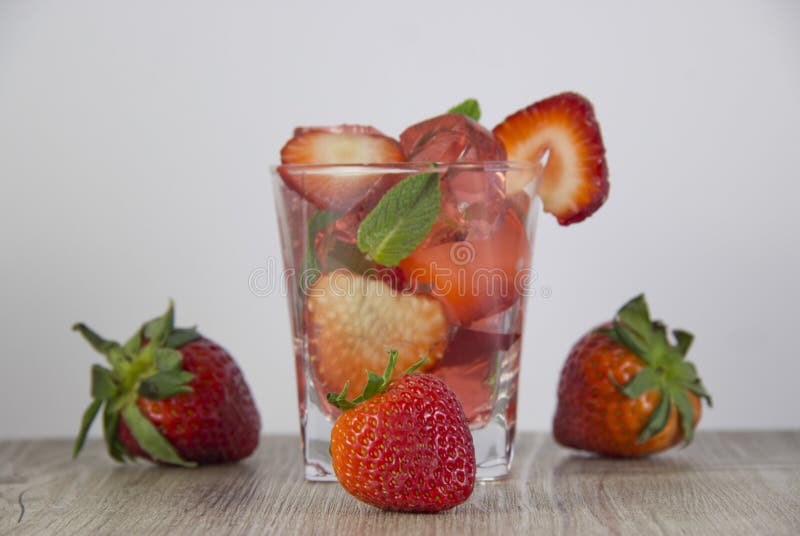 Gelee vom Erdbeersaft mit dem Zusatz von frischen Beeren stockbild Gelee vom Erdbeersaft mit dem Zusatz von frischen Beeren stockbild