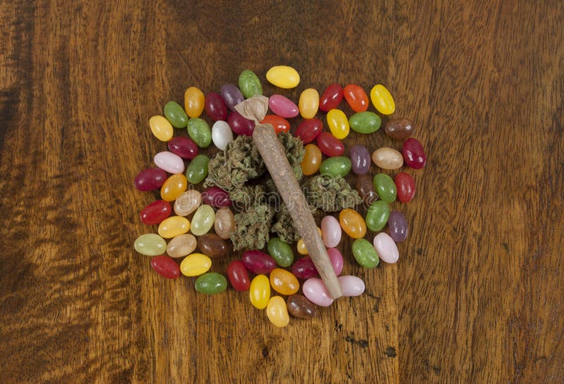Geleebonbone und Hanf Sativa, vorbereitet für munchies beim Rauchen des Unkrautgelenkes stockfotografie Geleebonbone und Hanf Sativa, vorbereitet für munchies beim Rauchen des Unkrautgelenkes stockfotografie