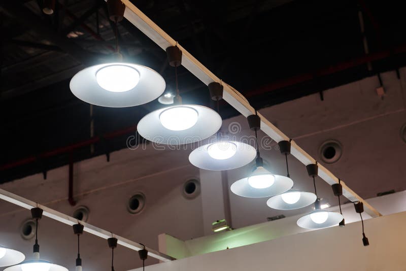Geleide het hangen verlichting in bureau stock afbeelding Geleide het hangen verlichting in bureau stock afbeelding