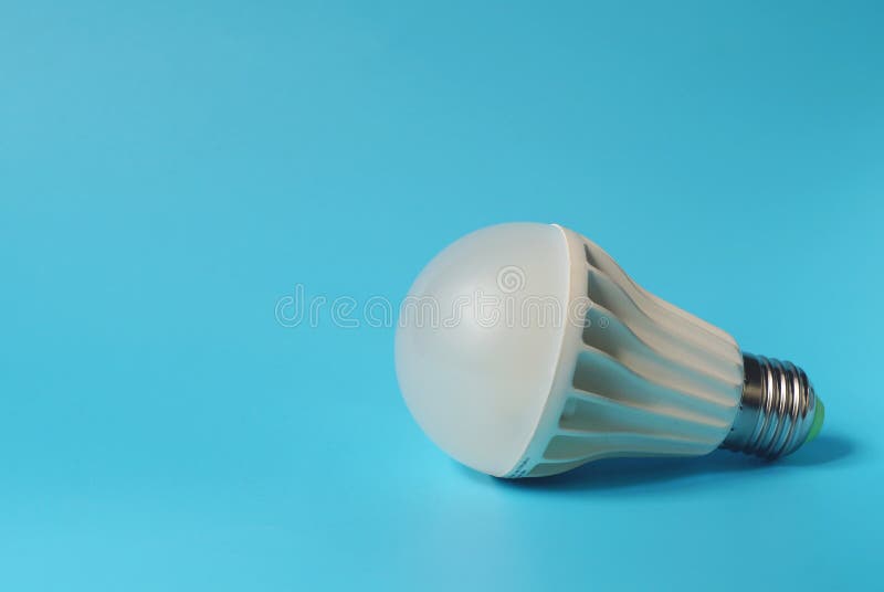 Geleide lamp op blauwe achtergrond royalty-vrije stock afbeelding Geleide lamp op blauwe achtergrond royalty-vrije stock afbeelding