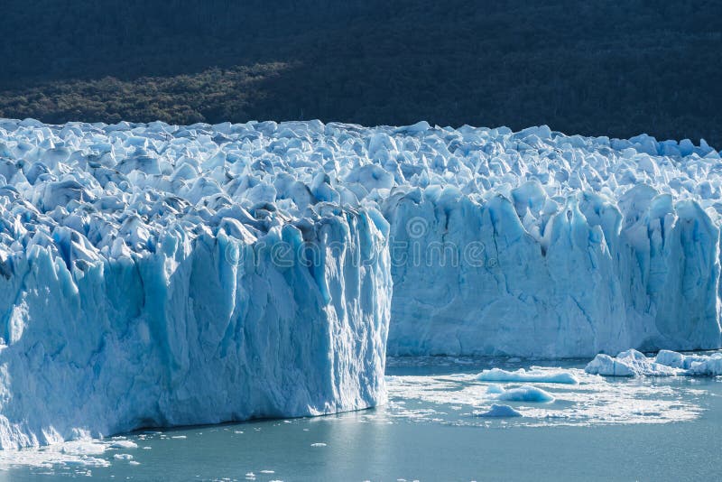 Geleira de Perito Moreno, geleira azul do burg do gelo que derrete-se ao lago azul do aqua no parque nacional do Los Glaciares, S imagem de stock Geleira de Perito Moreno, geleira azul do burg do gelo que derrete-se ao lago azul do aqua no parque nacional do Los Glaciares, S imagem de stock