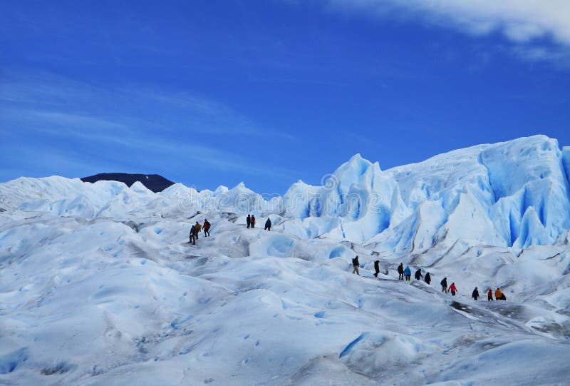 Geleira grande do gelo que caminha turistas, Perito Moreno Argentina fotos de stock Geleira grande do gelo que caminha turistas, Perito Moreno Argentina fotos de stock