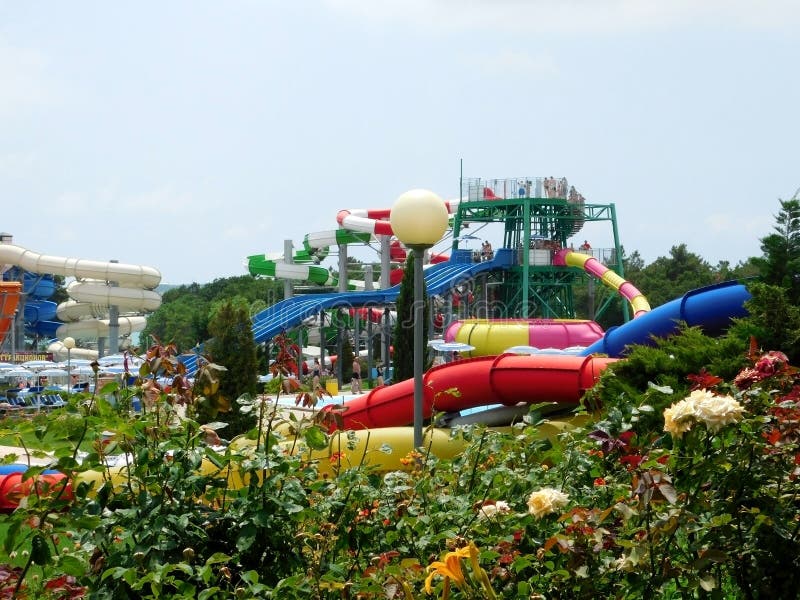 Gelendzhik Rosja, Czerwiec, - 29, 2018: Złocisty Podpalany aqua park zdjęcia royalty free Gelendzhik Rosja, Czerwiec, - 29, 2018: Złocisty Podpalany aqua park zdjęcia royalty free