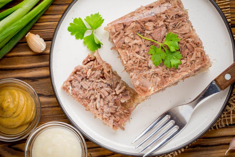 Gelez avec de la viande, aspic de boeuf, plat russe traditionnel, partie photographie stock libre de droits Gelez avec de la viande, aspic de boeuf, plat russe traditionnel, partie photographie stock libre de droits