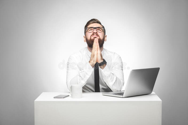 Gelieve te helpen! Het portret van hoopvolle gebaarde jonge manager in wit overhemd en de avondkleding zitten in bureau en vragen royalty-vrije stock foto's Gelieve te helpen! Het portret van hoopvolle gebaarde jonge manager in wit overhemd en de avondkleding zitten in bureau en vragen royalty-vrije stock foto's