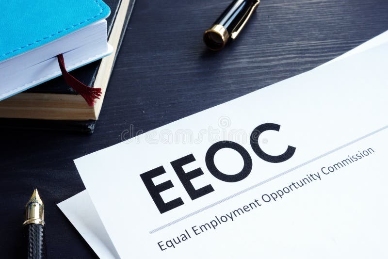 Gelijke Werkgelegenheidskans de Commissie EEOC document en pen op een lijst royalty-vrije stock afbeelding Gelijke Werkgelegenheidskans de Commissie EEOC document en pen op een lijst royalty-vrije stock afbeelding