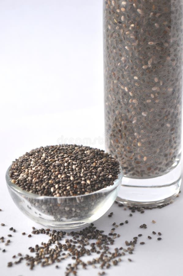Gelled chia осеменяет hispanica Salvia в стеклянном шаре Изолировано на белизне стоковая фотография