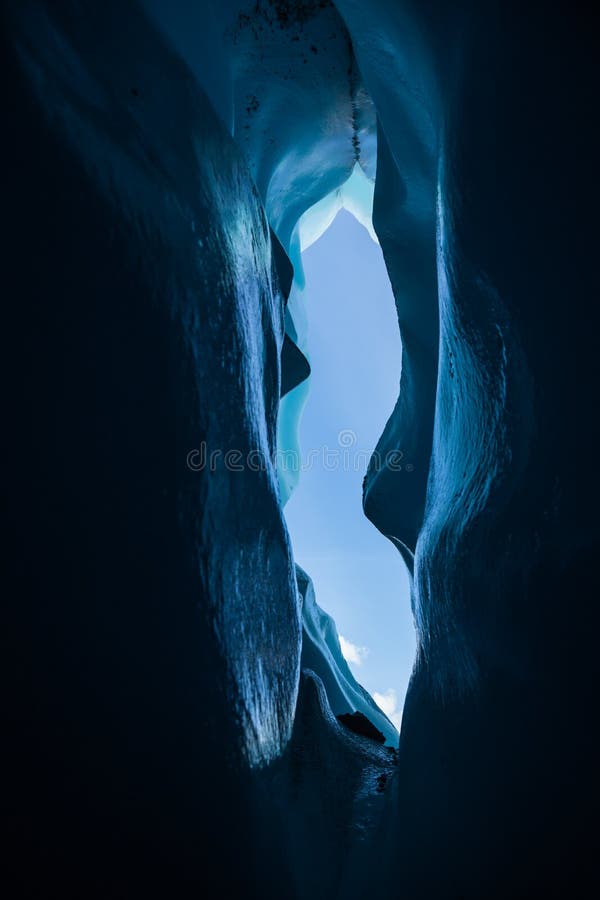 Gelo azul de uma caverna de gelo profunda com paredes onduladas da Glaciar Matanuska no Alasca fotos de stock Gelo azul de uma caverna de gelo profunda com paredes onduladas da Glaciar Matanuska no Alasca fotos de stock