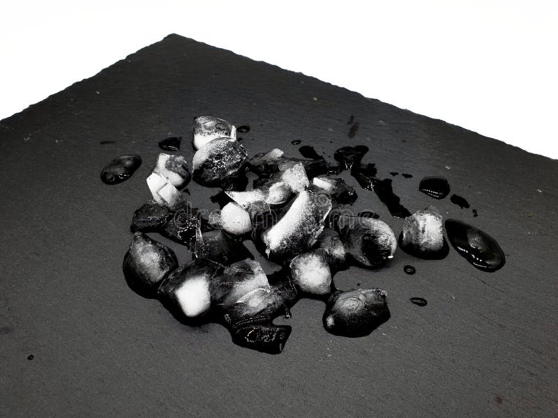Gelo e água no fundo preto da ardósia fotos de stock