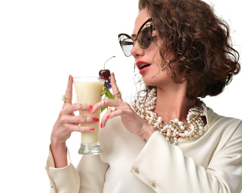 Gelockte Modefrau mit pina colada Cocktail in der Hand glücklichem smil stockfoto Gelockte Modefrau mit pina colada Cocktail in der Hand glücklichem smil stockfoto