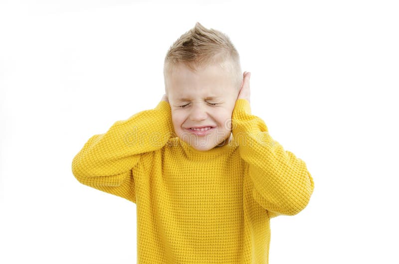 Geluid, stress en het concept van mensen - gespannen jongen in gele trui die de oren met handen sluit