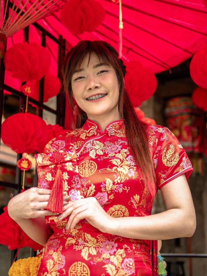 Gelukkig Aziatisch meisje die Rode Envelop in Chinees Nieuwjaarfestival Te geven houden Chinees Nieuwjaar stock afbeelding Gelukkig Aziatisch meisje die Rode Envelop in Chinees Nieuwjaarfestival Te geven houden Chinees Nieuwjaar stock afbeelding