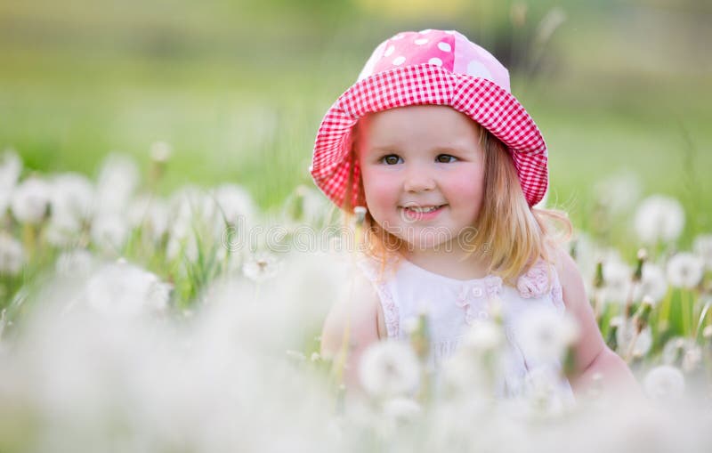 Gelukkig babymeisje op weide met witte bloemen op de aard royalty-vrije stock afbeeldingen Gelukkig babymeisje op weide met witte bloemen op de aard royalty-vrije stock afbeeldingen