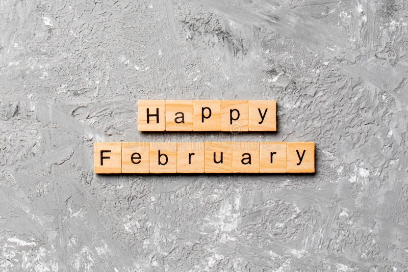 Gelukkig - februari - woord geschreven op wood block. gelukkig - februari - tekst over het ontwerp van tafel