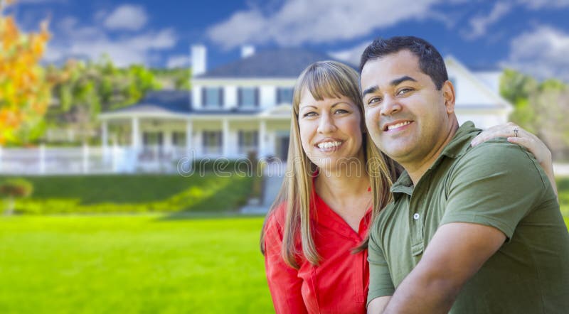 Gelukkig Gemengd Raspaar voor Huis stock afbeelding Gelukkig Gemengd Raspaar voor Huis stock afbeelding