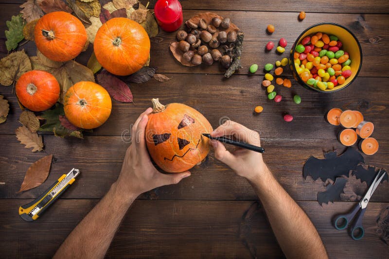 Gelukkig Halloween! Het voorbereidingen treffen voor de vakantie stock foto's Gelukkig Halloween! Het voorbereidingen treffen voor de vakantie stock foto's