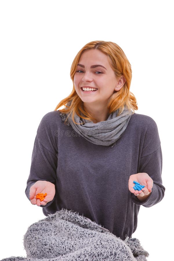 Gelukkig in handen oranje en blauwe pillen houden en meisje die, die glimlachen Geïsoleerde royalty-vrije stock fotografie Gelukkig in handen oranje en blauwe pillen houden en meisje die, die glimlachen Geïsoleerde royalty-vrije stock fotografie