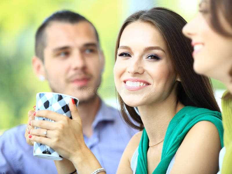 Gelukkig het werkteam tijdens onderbrekingstijd stock fotografie Gelukkig het werkteam tijdens onderbrekingstijd stock fotografie