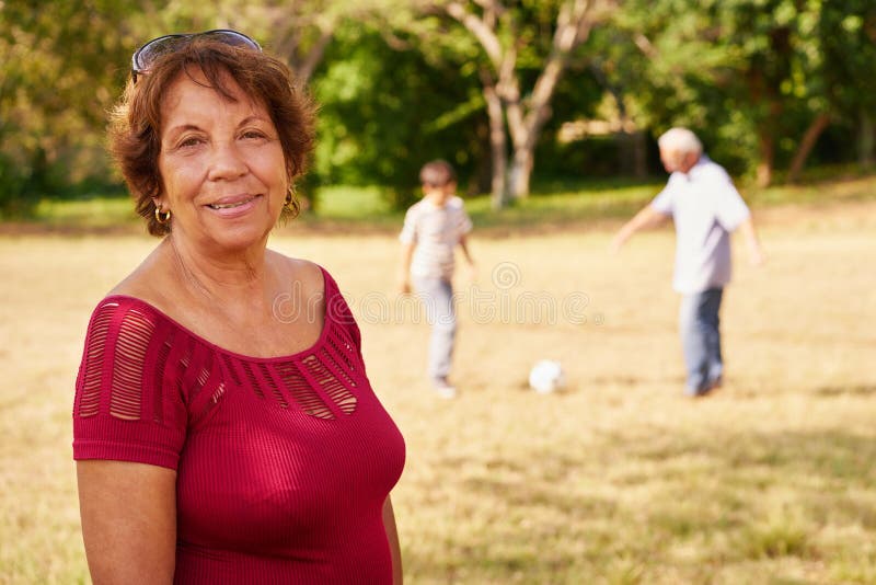 Gelukkig Hoger Oma Speelvoetbal met Familie royalty-vrije stock fotografie Gelukkig Hoger Oma Speelvoetbal met Familie royalty-vrije stock fotografie