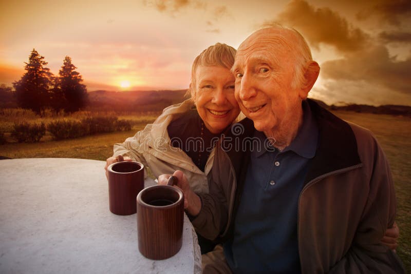 Gelukkig Hoger Paar bij Zonsondergang royalty-vrije stock afbeeldingen Gelukkig Hoger Paar bij Zonsondergang royalty-vrije stock afbeeldingen