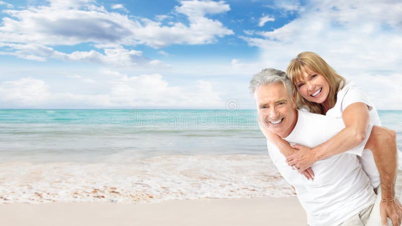 Gelukkig hoger paar op het strand. royalty-vrije stock afbeelding Gelukkig hoger paar op het strand. royalty-vrije stock afbeelding