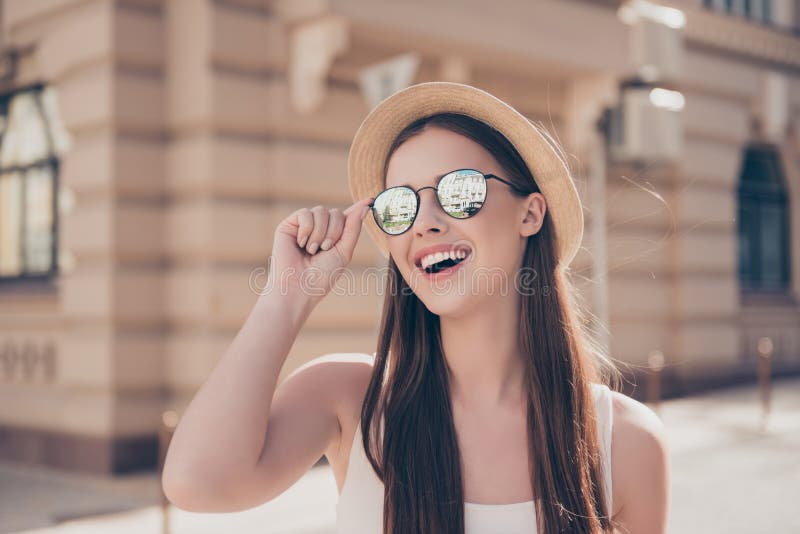 Gelukkig jong meisje op vakantie Zij is in een modieuze hoed en een sungla stock afbeeldingen Gelukkig jong meisje op vakantie Zij is in een modieuze hoed en een sungla stock afbeeldingen