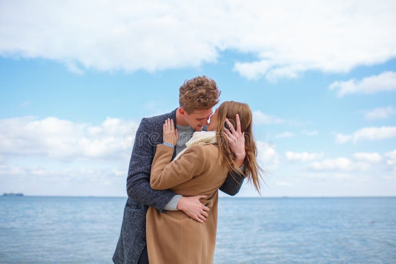 Gelukkig jong pret hebben en paar die samen in openlucht lachen stock fotografie Gelukkig jong pret hebben en paar die samen in openlucht lachen stock fotografie