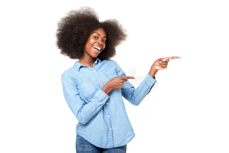 Gelukkig jong zwarte die met afro vingers richten op exemplaarruimte stock afbeeldingen Gelukkig jong zwarte die met afro vingers richten op exemplaarruimte stock afbeeldingen