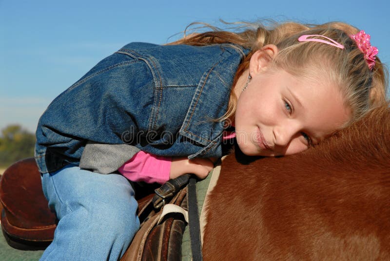 Gelukkig kind op een pony stock foto's