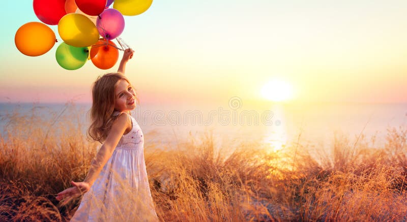 Gelukkig kind in vrijheid met ballonnen