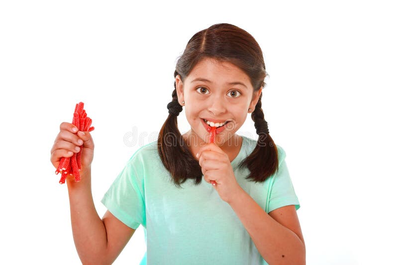 Gelukkig leuk vrouwelijk kind die en rood zoethoutsuikergoed in het snoepje en de suikerconcept likken eten van de jong geitjelie royalty-vrije stock foto's Gelukkig leuk vrouwelijk kind die en rood zoethoutsuikergoed in het snoepje en de suikerconcept likken eten van de jong geitjelie royalty-vrije stock foto's