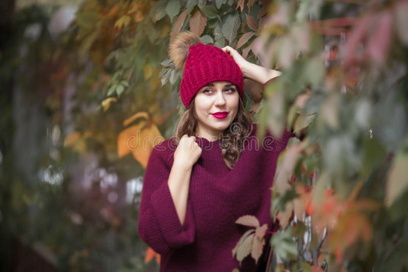 Gelukkig levensstijlportret van een mooi jong modelmeisje met een glimlach in een warme de herfstsweater stock foto's Gelukkig levensstijlportret van een mooi jong modelmeisje met een glimlach in een warme de herfstsweater stock foto's