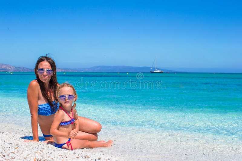 Gelukkig mamma en haar aanbiddelijke kleine dochter tijdens royalty-vrije stock afbeelding Gelukkig mamma en haar aanbiddelijke kleine dochter tijdens royalty-vrije stock afbeelding