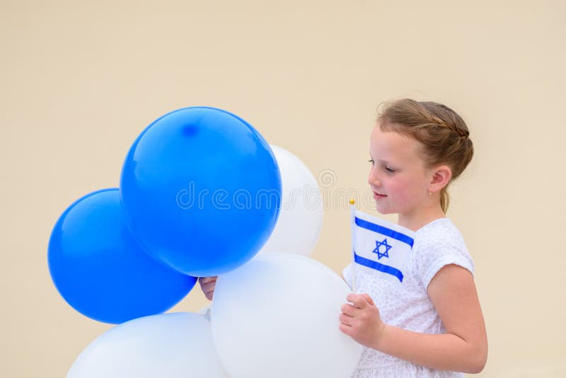 Gelukkig meisje met blauwe en witte ballonsans Isra?l vlag stock foto Gelukkig meisje met blauwe en witte ballonsans Isra?l vlag stock foto