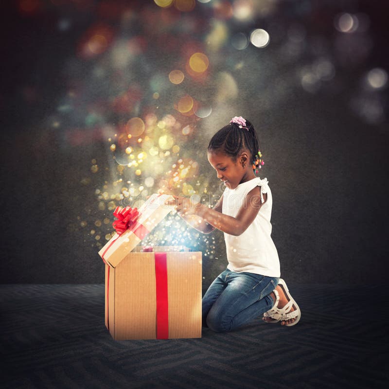 Gelukkig meisje met een gift van Kerstmis royalty-vrije stock foto Gelukkig meisje met een gift van Kerstmis royalty-vrije stock foto